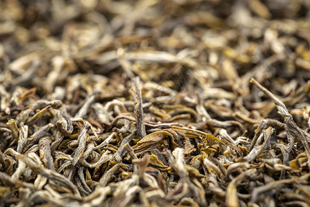 乌龙黑茶的纹理松叶宏观图象有选择焦点图片