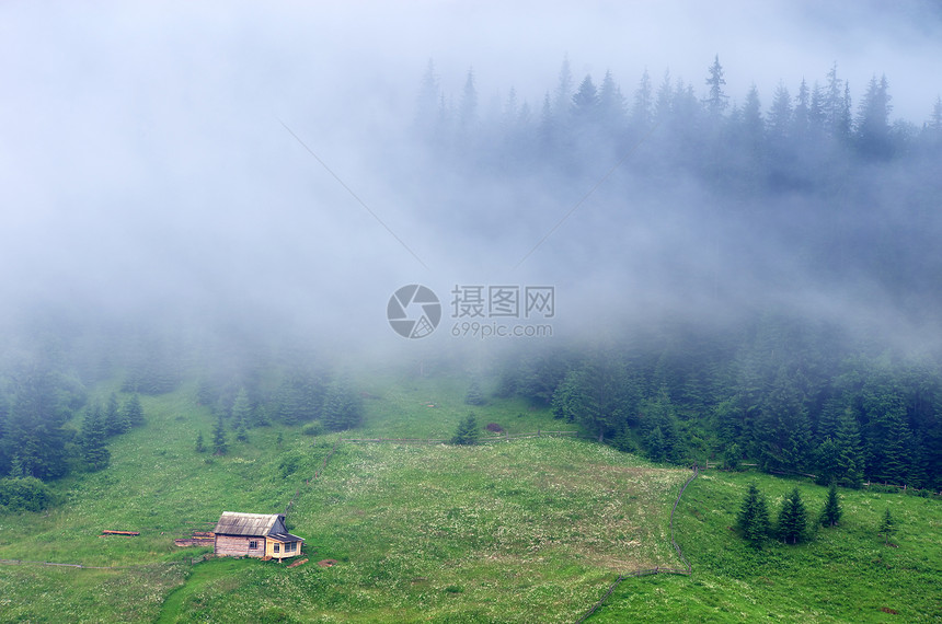 山雾中的房子大自然构成图片