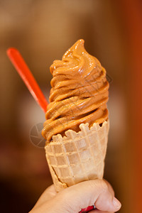 手头上的冰淇淋甜筒股票照片图片