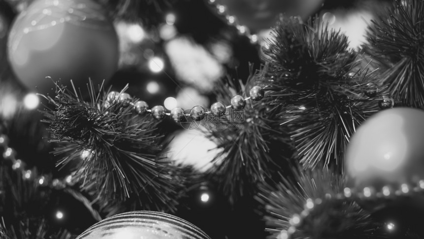 圣诞树上珠子和加兰的黑白特亮照片圣诞树上珠子和加兰的黑白特亮图像图片