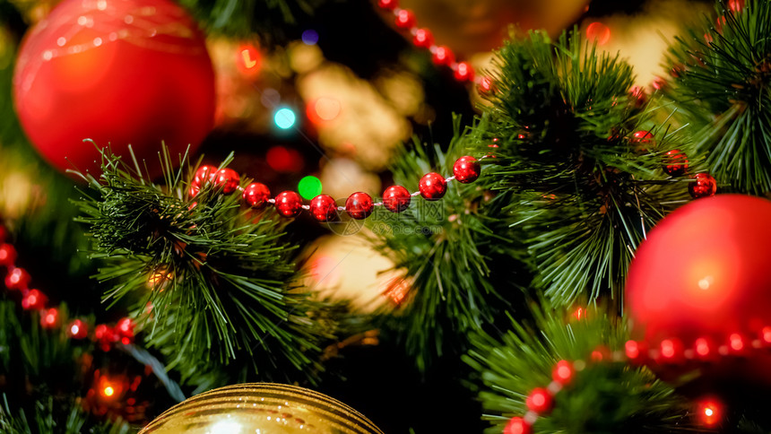 圣诞树上红色闪亮的珠子和多彩bububles的图片图片