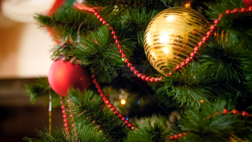 圣诞树枝上挂着的金色大泡照片圣诞树枝上挂着的金色大泡图片图片