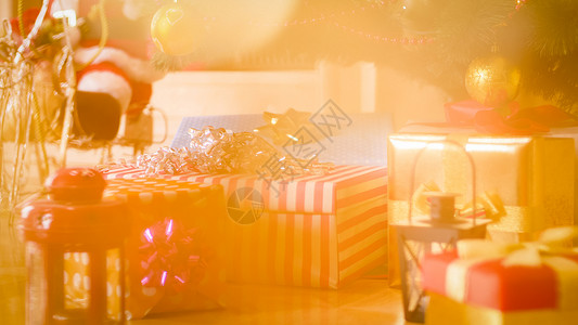 圣诞礼物和黄金闪发光的bokehs圣诞礼物和黄金闪发亮的bokehs近照图片