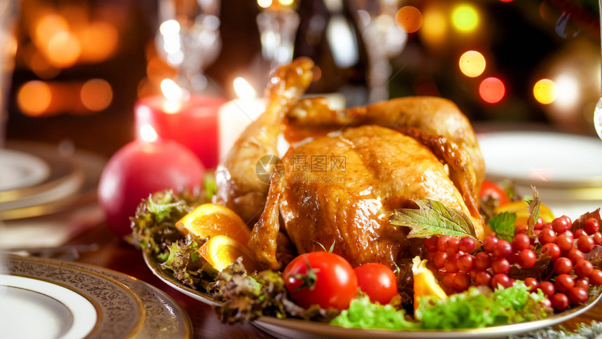 大盘上美味鸡肉和蔬菜放在家庭节日晚餐上大盘美味鸡肉和蔬菜放在家庭节日晚宴上图片