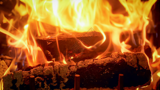 家用烧焦原木的壁炉热火照片家用烧焦原木的壁炉热火图像图片