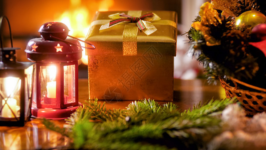灯笼和黄金礼物盒中的蜡烛与圣诞花圈对比灯笼和黄金礼物盒中蜡烛与圣诞花圈对比的近灯照片红色高清图片素材