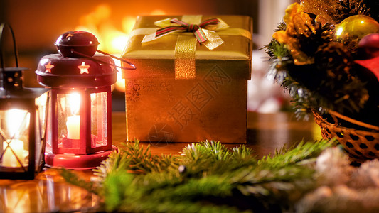 圣诞礼物和魔法灯笼对火炉的紧贴照片传统的高清图片素材