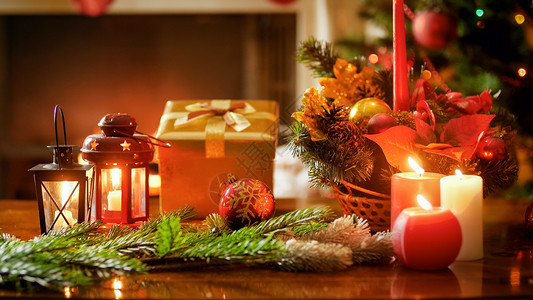 金色圣诞礼物盒与烧火壁炉和圣诞树的图片高清图片