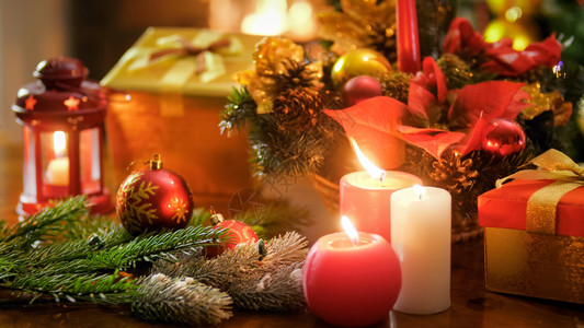 木制桌上燃烧蜡烛和圣诞装饰的美丽近镜头桌子高清图片素材