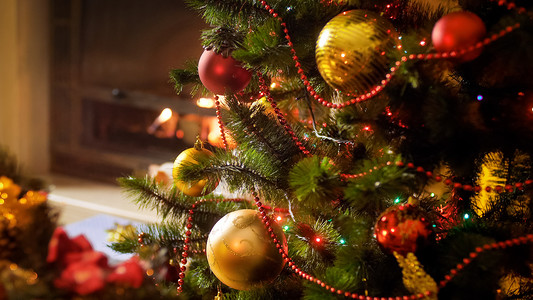 在客厅的前夕装饰圣诞树的美丽照片在客厅的前夕装饰圣诞树的美丽图像图片