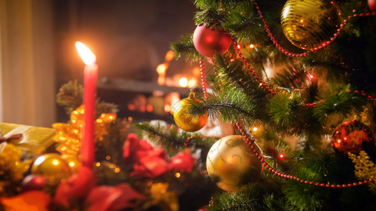圣诞树的美景和枝上多彩的灯光圣诞树的美景和枝上多彩的灯光图片