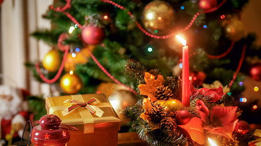 在传统的圣诞花圈中燃烧蜡烛的紧贴照片在传统的圣诞花圈中燃烧蜡烛的紧贴图像背景图片