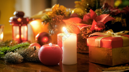 圣诞节装饰的木桌红蜡烛和白圣诞装饰的木桌红蜡烛和白家高清图片素材