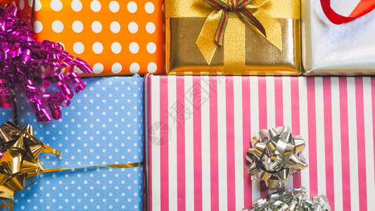 在彩色盒子中拍摄礼物和品的照片彩色盒子中展示礼物和品的照片图片