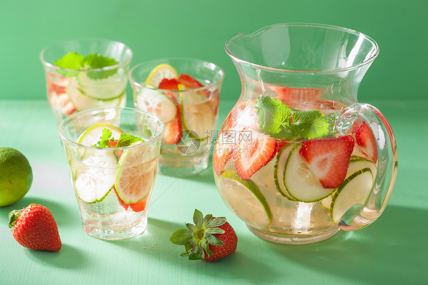 盛夏清酒在罐子和杯上加草莓黄瓜石灰图片