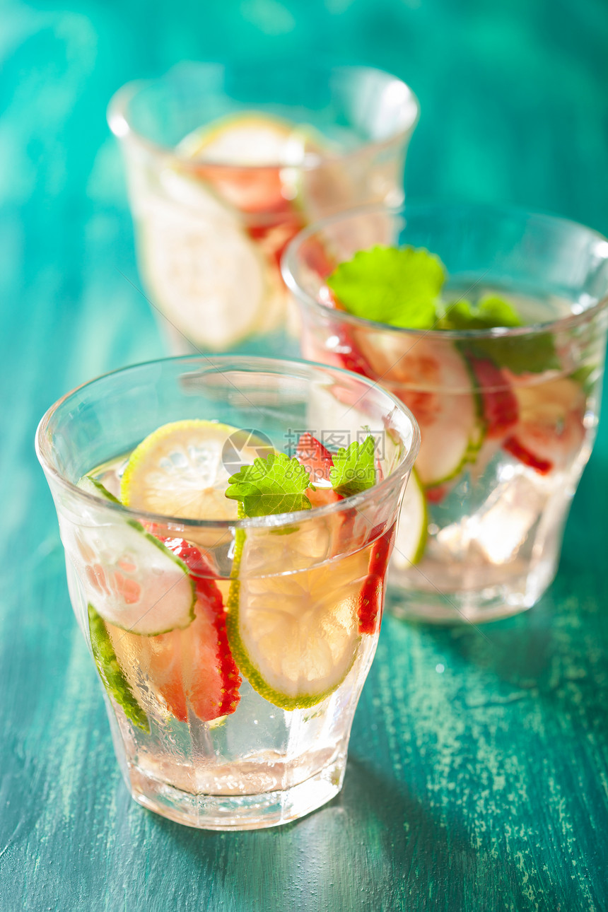 以杯中草莓黄瓜石灰为杯子的清夏酒图片