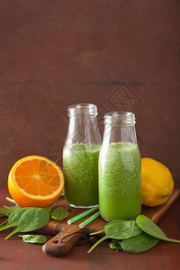 含柠檬橙子的健康绿色奶昔图片