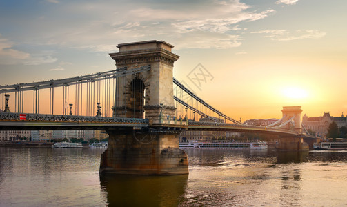 匈牙利布达佩斯连链桥和阳光明日图片