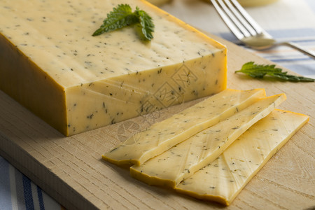 荷兰古达奶酪和切片图片