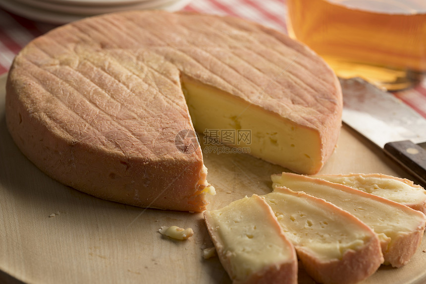 传统的法国芒斯特奶酪切片图片