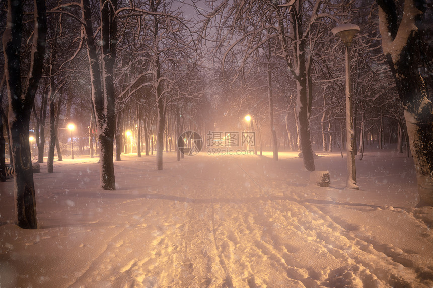 夜间冬季雪瀑布城市的小巷明亮公园图片