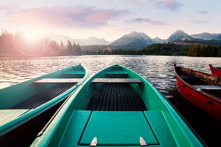 阳光明媚的清晨在山湖上木船湖夏季风景高清图片