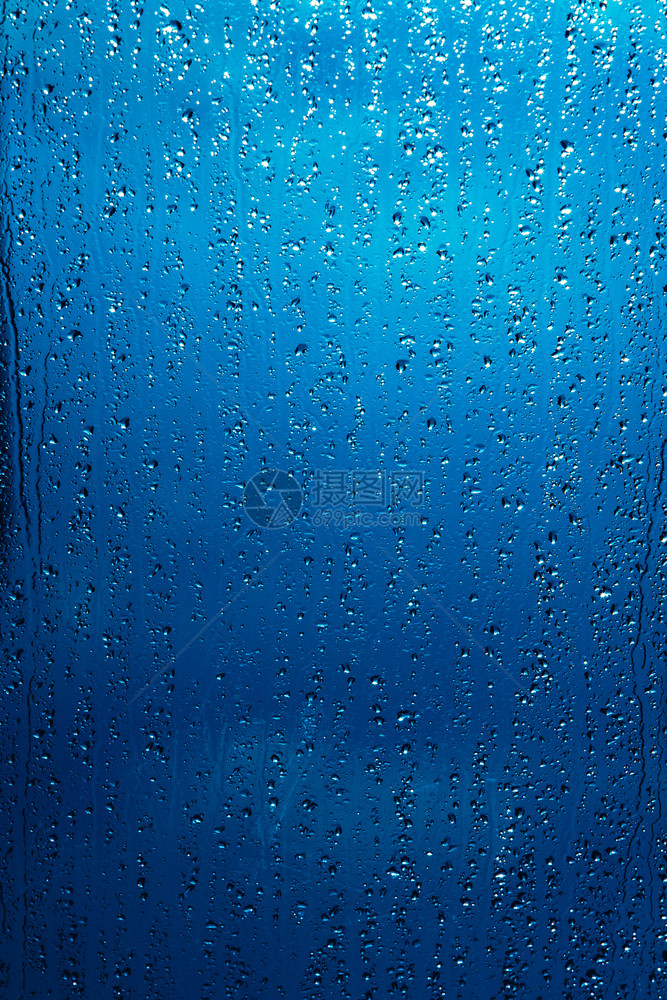 下雨的一天窗上雨滴图片