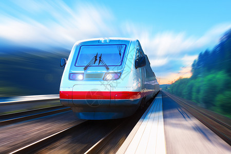 具有创意的抽象铁路旅行和游运输工业概念将现代高速简化客运通勤列车开往轨道并产生模糊效果的优美夏季景象背景图片