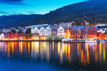 挪威卑尔根古老Bryggen码头建筑全景图片