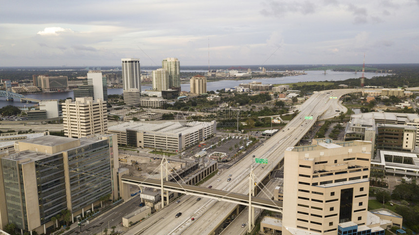 佛罗里达州Jacksonville日落前有轻型交通在圣约翰斯河的空中图片