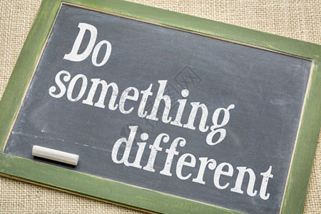 一起做事情做一些不同的事情在黑板上做鼓舞人心的文字背景