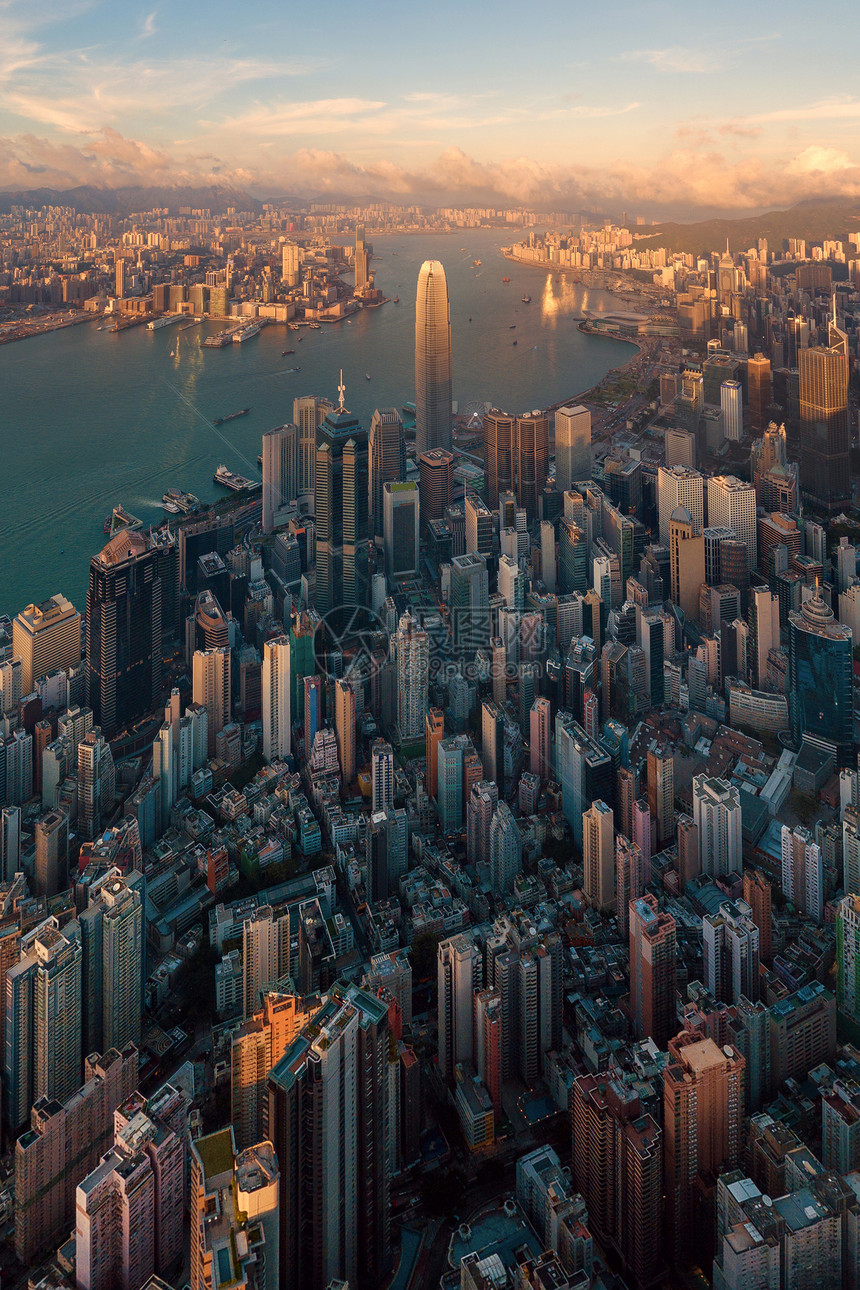 香港市中心维多利亚港智能城市金融区天梯大楼和高日落时空中景象图片