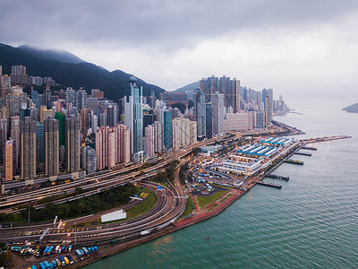 香港唐市和维多利亚港的空中景象亚洲智能城市的金融区和商业中心图片