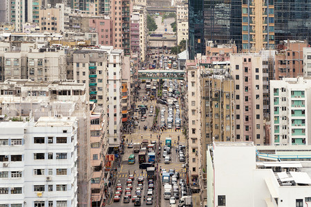 在ShamShuiPo区的汽车和有交叉街道的人建筑和交通背景图片