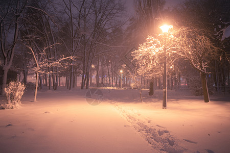 夜间冬季雪瀑布城市的小巷明亮公园照亮高清图片素材