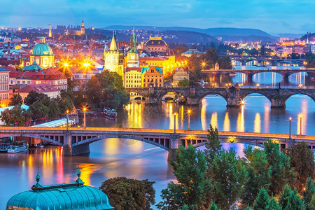 在捷克布拉格与Vltava河和CharlesBridge的旧城建筑城堡高清图片素材