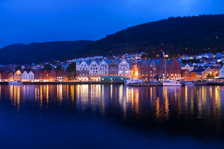 挪威卑尔根晚夜全景图片