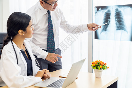 专业医生讨论X光治疗后开进医务室院图片