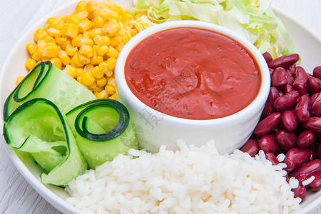 大米红豆玉和黄瓜的素食菜图片