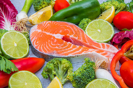 含有色蔬菜成分的新鲜鲑鱼图片