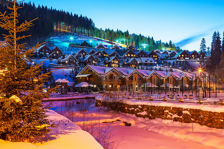 乌克兰Bukovel山滑雪胜地的景色冬季象和雪屋小森林和滑雪斜坡图片