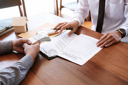 商业人员与房地产代理商签订交易合同顾问概念和家庭保险制作高清图片素材