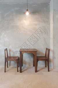 餐桌上的木制椅和有灯光的餐桌椅背景图片