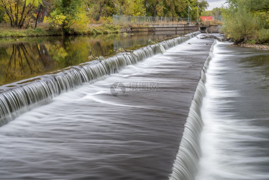 科罗拉多州林斯堡Poudre河Poudre的水分转移大坝秋色风景图片