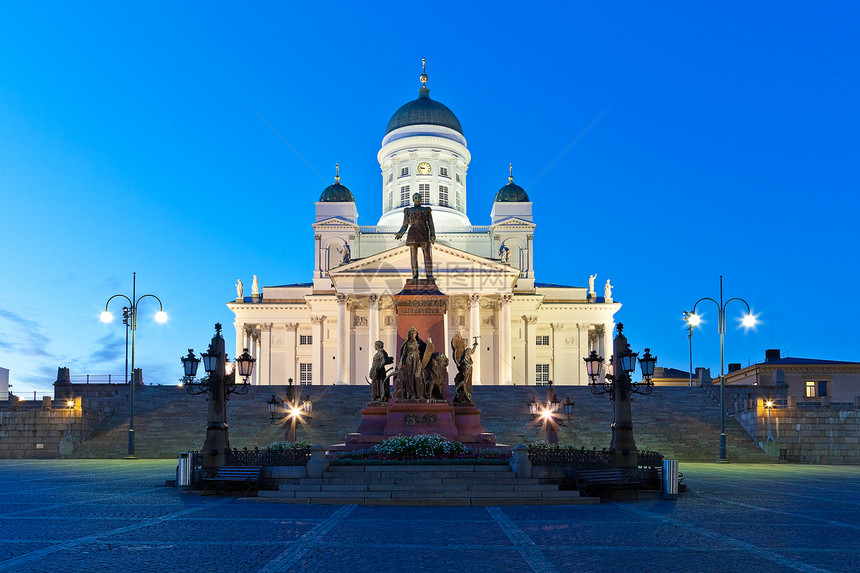 芬兰首都著名的里程碑参议院广场有路德和俄罗斯皇帝亚历山大二世纪念碑图片