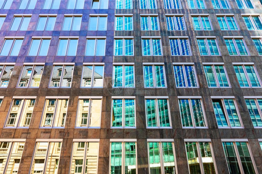 具有创意的抽象建筑风格与背景对比旧房子和现代高顶摩天大楼在市街玻璃镜窗中反射图片