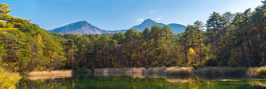 日本福岛乌拉班达伊秋天五色池塘图片