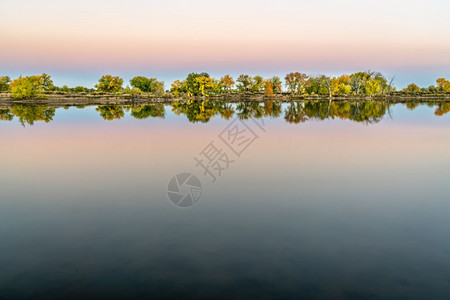 在科罗拉多北部一个平静的湖上黄昏带着落的颜色复制空间反射高清图片素材