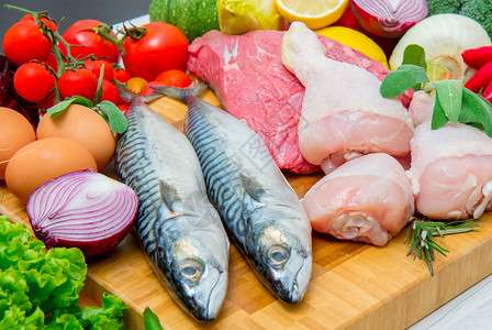 地中海食用鱼肉和蔬菜的背景图片