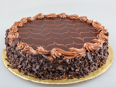 白色背景上孤立的巧克力蛋糕图片